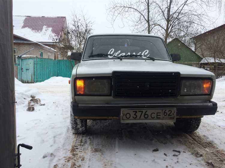 undefined7. Молоток и киянка</strong><br /> Для снятия старых частей подвески или при установке нового оборудования без повреждения деталей, потребуется молоток с мягким ударом. Киянка поможет аккуратно воздействовать на детали, не оставляя вмятин.»></p>
<p><strong>8. Гидравлический пресс (по необходимости)</strong><br /> Для работы с подшипниками и другими элементами, требующими сильного давления, гидравлический пресс будет незаменим. Он помогает извлекать и устанавливать части, не повреждая их.</p>
<p><strong>9. Комплект прокладок и герметиков</strong><br /> После завершения установки потребуется обеспечить герметичность соединений. Для этого пригодятся прокладки, герметики и смазочные жидкости.</p>
<p><strong>10. Тормозные жидкости и смазки</strong><br /> Важно использовать качественные тормозные жидкости и смазочные вещества для предотвращения износа компонентов подвески и улучшения сцепления деталей.</p>
<p>Этот перечень инструментов позволит вам грамотно выполнить установку американок на ВАЗ 2107, минимизируя риск повреждений и обеспечивая длительную эксплуатацию новых деталей.</p>
<h2>Процесс снятия старой подвески и установки новой</h2>
<p><img decoding=