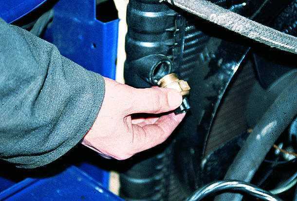 Порядок действий при сливе антифриза из радиатора