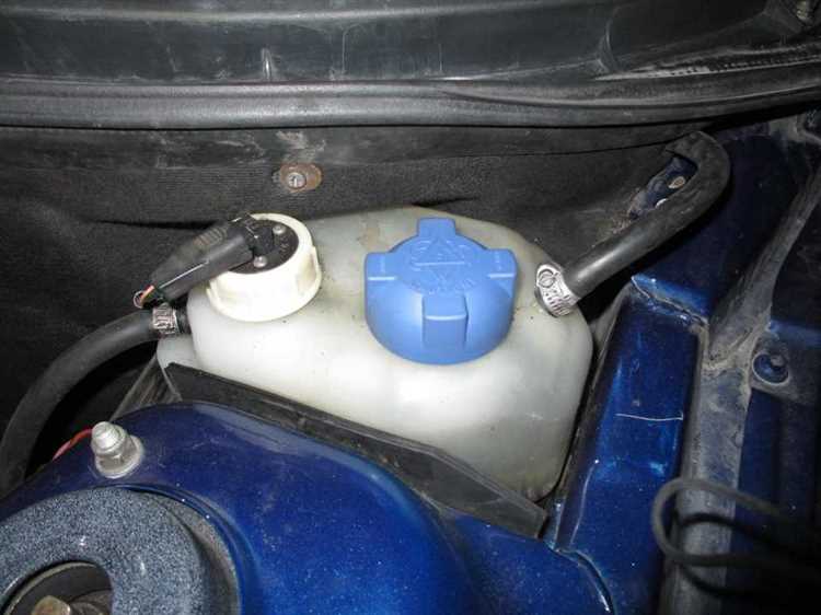 undefinedШаг 1:</strong> Откройте капот и найдите сливной кран на радиаторе. Для этого потребуется снять защитный пластиковый кожух, если он есть, чтобы обеспечить доступ. Кран обычно находится в нижней части радиатора и представляет собой небольшой пластиковый элемент, который можно открутить вручную или с помощью ключа.»></p>
<p><strong>Шаг 2:</strong> Подставьте под радиатор ёмкость для слива тосола. Это может быть обычный пластиковый бак или ведро. Важно выбрать такую ёмкость, чтобы она вмещала весь жидкость из системы охлаждения.</p>
<p><strong>Шаг 3:</strong> Аккуратно открутите сливной кран и дайте тосолу полностью стечь. Убедитесь, что вся жидкость выливается из системы. Чтобы ускорить процесс, можно немного приоткрыть крышку расширительного бачка, чтобы создать разрежение.</p>
<p><img decoding=