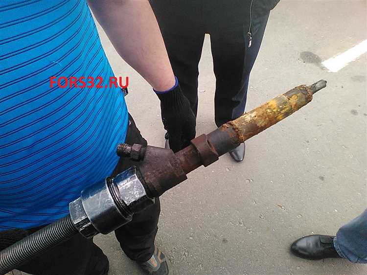 Как отсоединить топливопровод от форсунок