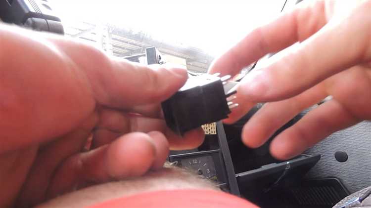 Какие инструменты понадобятся для снятия кнопки аварийной сигнализации