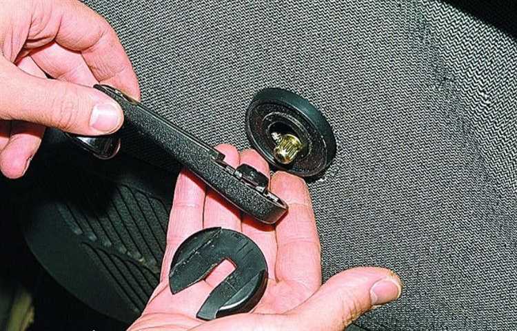 Как извлечь фиксаторы ручки стеклоподъемника