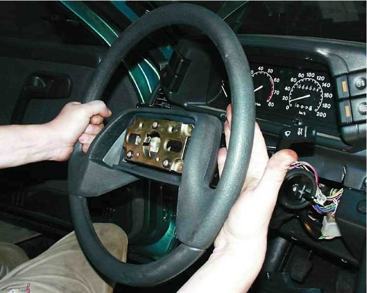 Снятие декоративных элементов и защитных крышек руля