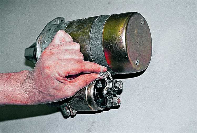 undefined3. Домкрат и подставки:</strong> Если стартер снимается с нижней части двигателя, потребуется домкрат для подъема автомобиля, а также подставки для надежного закрепления машины в вертикальном положении.»></p>
<p><strong>4. Плоскогубцы:</strong> Для отсоединения проводов и снятия крепежных элементов с помощью плоскогубцев может потребоваться дополнительное усилие.</p>
<p><strong>5. Смазка:</strong> Для облегчения работы со старыми крепежами рекомендуется иметь под рукой проникающую смазку, такую как WD-40. Это поможет ослабить зажатые болты и гайки.</p>
<p><strong>6. Листы ткани или газета:</strong> Для защиты компонентов автомобиля от грязи и механических повреждений стоит подготовить несколько чистых листов ткани или газет, чтобы не повредить поверхности в процессе работы.</p>
<p><strong>7. Лампочка или фонарик:</strong> Работы могут проводиться в условиях ограниченного освещения, поэтому рекомендуется иметь под рукой источник дополнительного освещения, например, фонарик или лампу на штативе.</p>
<h2>Отключение аккумулятора и безопасность при работе</h2>
<p><img decoding=