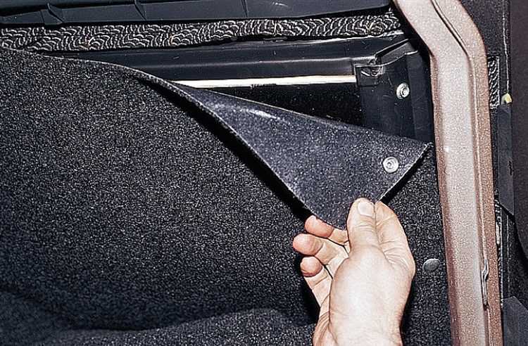 Разборка креплений заднего сиденья для удобства снятия