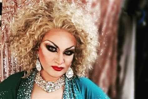 Заза Наполи в повседневной жизни без грима: стиль и особенности