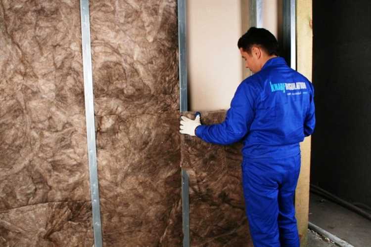 undefinedМеталлические поверхности</strong> обладают высокой теплопроводностью и склонны к образованию конденсата, что может привести к коррозии. Для предотвращения этого важно использовать материалы, которые обеспечат защиту от влаги. Рекомендуется использовать <em>специальные клеи на основе полиуретана</em> или <em>пены</em>, которые создают герметичное соединение и исключают попадание влаги между утеплителем и металлом. При креплении утеплителя на металлические поверхности нужно соблюдать правила по подготовке основания: металл должен быть чистым, сухим и обезжиренным.»></p>
<p>Также важно правильно выбирать крепежные элементы. Для металлических поверхностей лучше использовать <em>саморезы с пластиковой шайбой</em>, чтобы избежать повреждения материала утеплителя и гарантировать надежность крепления. В местах, где крепежи могут подвергаться высоким нагрузкам, рекомендуется устанавливать дополнительно металлические уголки для усиления фиксации.</p>
<p><strong>Пластиковые поверхности</strong>, в свою очередь, требуют более деликатного подхода. В отличие от металла, пластик не склонен к образованию конденсата, но он более подвержен механическим повреждениям. Поэтому для крепления утеплителя на пластиковых частях кабины КамАЗ необходимо выбирать материалы с хорошей адгезией, такие как <em>клеящие составы на основе акрилата или силикона</em>. Они обеспечат прочное соединение, не повреждая пластиковую поверхность.</p>
<p>Кроме того, пластиковые поверхности склонны к деформации при высоких температурах, поэтому важно использовать утеплители, которые не сильно увеличивают объем при нагреве. Подбирать утеплитель с малым коэффициентом теплопроводности также необходимо для повышения общей эффективности теплоизоляции.</p>
<p>Для монтажа на пластиковых элементах можно использовать <em>клеевые соединения</em>, но в случаях, когда требуется дополнительная фиксация, допустимо использование саморезов с мягкими шайбами, чтобы минимизировать риск повреждения пластика.</p>
<h2>Ошибки при монтаже утеплителя и способы их избегания</h2>
<p><img decoding=