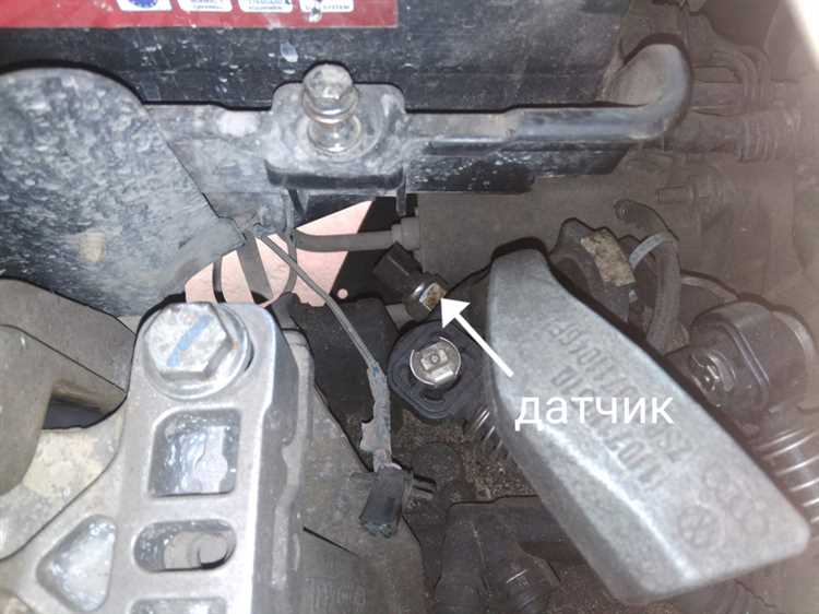 Процесс снятия датчика холостого хода на Toyota Fielder