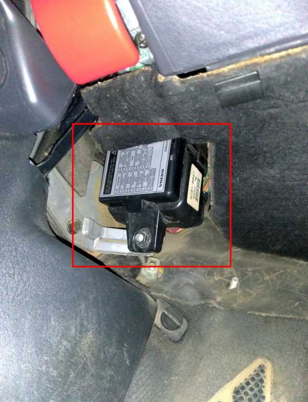 Где расположен реле бензонасоса volvo s40
