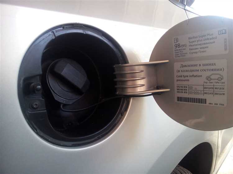 Где находится лючок бензобака на Volkswagen Polo