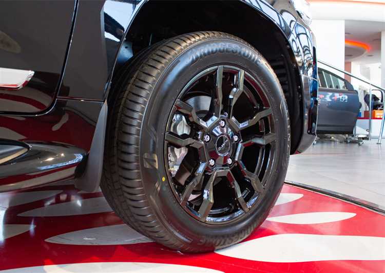 Где взять постоянный плюс в салоне toyota