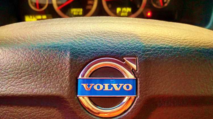 Где находится кнопка активации круиз контроля на руле Volvo S60