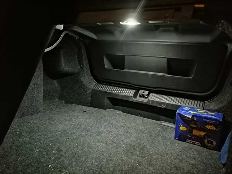 Как открыть багажник на volkswagen polo
