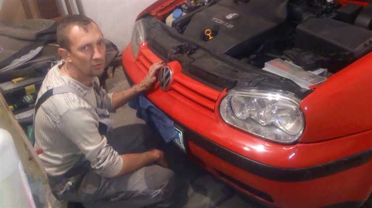 Где находится рычаг открытия капота в салоне Volkswagen Polo