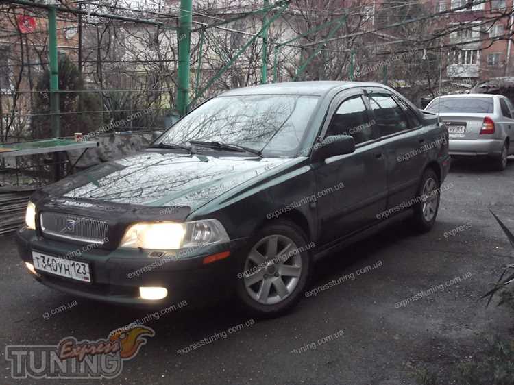 Поиск рычага открытия капота в салоне автомобиля