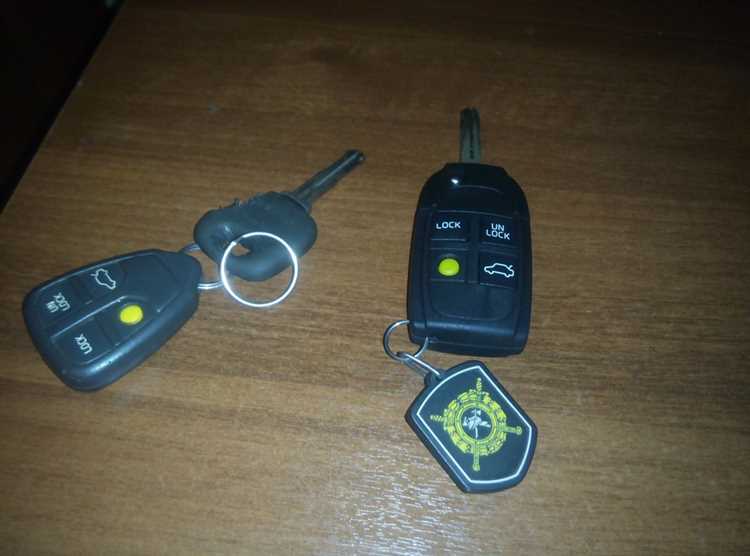 Открытие Volvo S80 при разрядке брелока с помощью скрытого замка