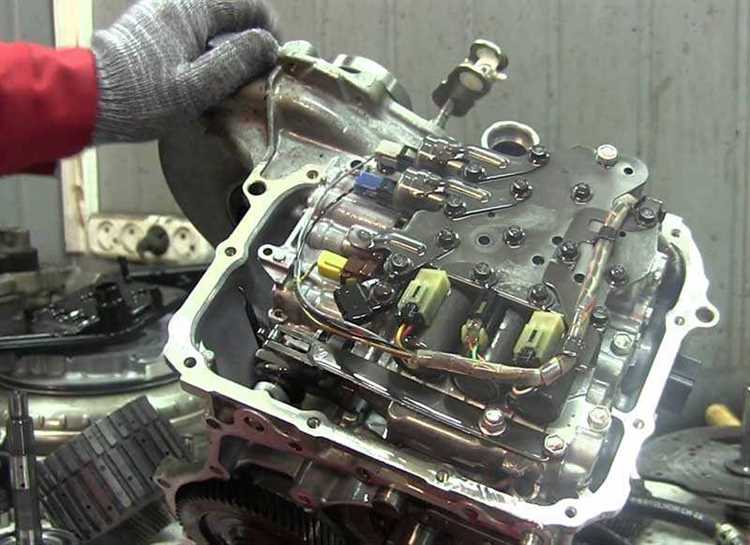 После того как гайка привода на Toyota откручена, важно тщательно осмотреть резьбу на оси и самой гайке. Начните с проверки на наличие повреждений: царапин, сколов или деформаций, которые могут повлиять на надежность соединения. При наличии повреждений гайку следует заменить, чтобы избежать риска ослабления крепежа и возможных последующих поломок.