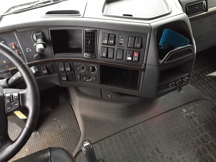 Как правильно установить домкрат для подъема кабины Volvo FH12