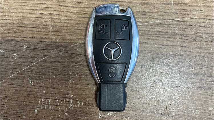 Как открыть корпус ключа Mercedes для замены батарейки