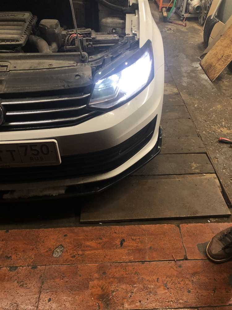 Подготовка к замене лампочки на Volkswagen Polo