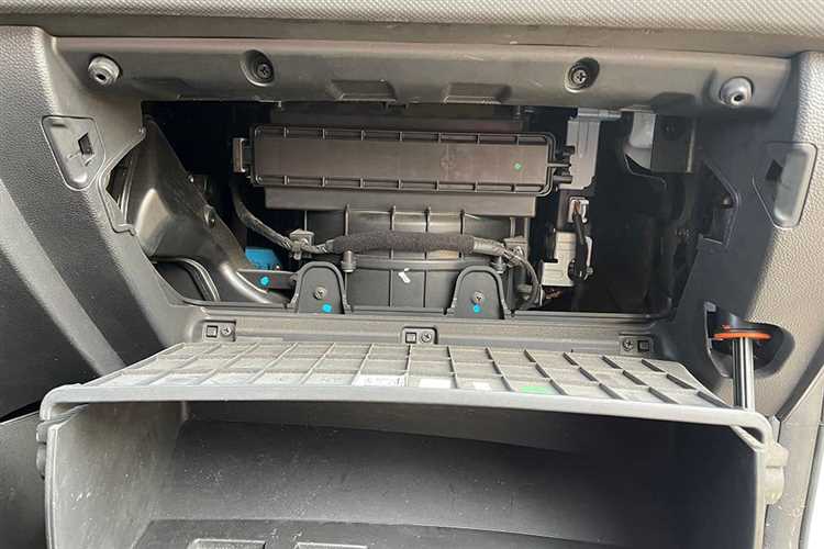 Как снять старый салонный фильтр на Volvo S40