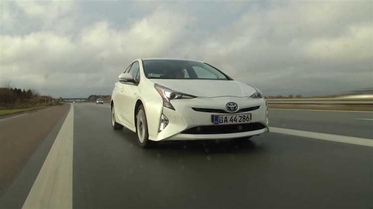 Как включается и функционирует режим EV (только электротяга)