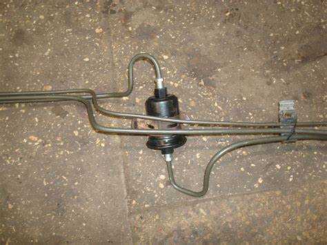 Как правильно ослабить фитинги топливных трубок