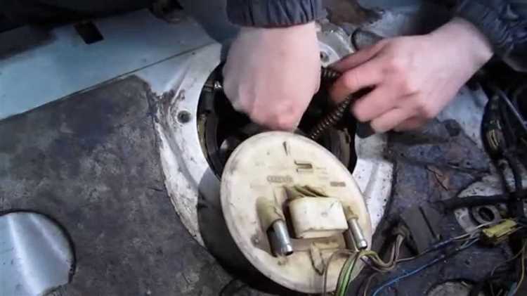 Снятие сиденья и панели пола для доступа к топливному насосу