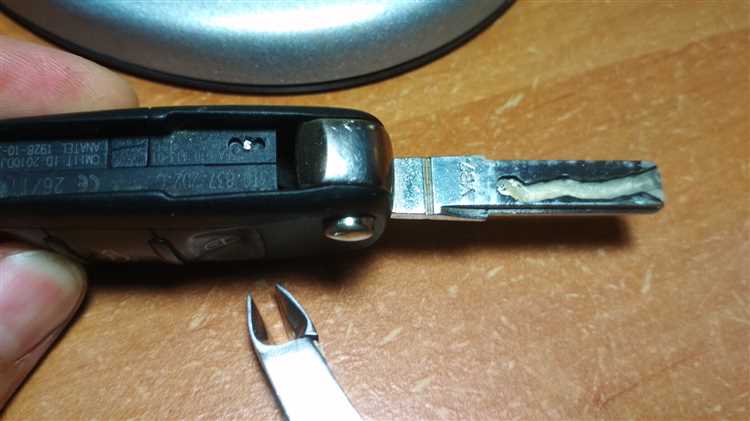 Извлечение платы и батарейки из ключа