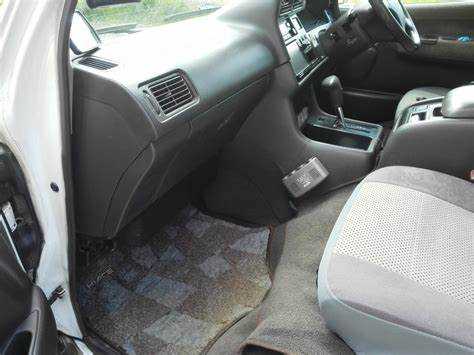 Как освободить крепления сидений Toyota Hiace H300