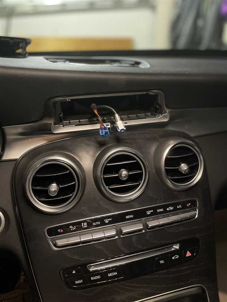 Расположение и типы крепежей фары на Mercedes GL