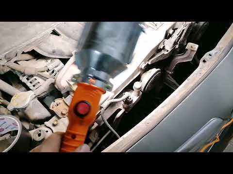 Где находятся болты и фиксаторы крепления фары