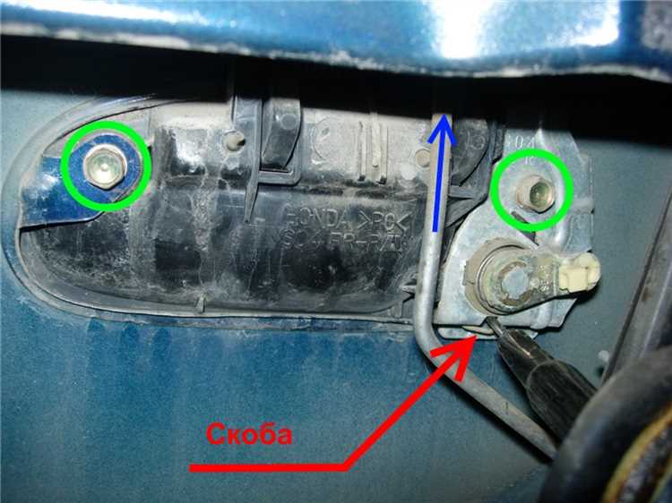 Откручивание болтов крепления ручки багажника Volvo S30