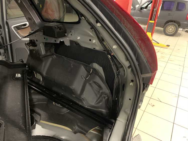 Установка новой ручки багажника Volvo S30 и сборка