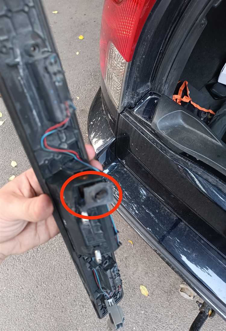 Подготовка автомобиля к снятию ручки открытия багажника