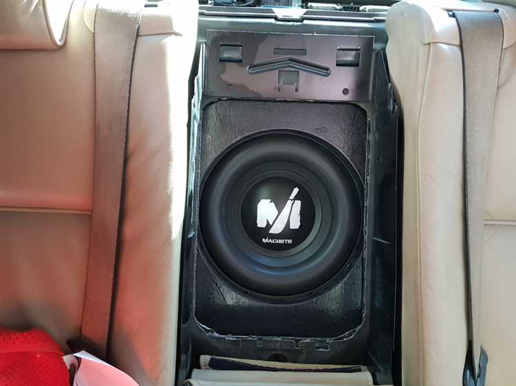 Извлечение сабвуфера из кузова автомобиля