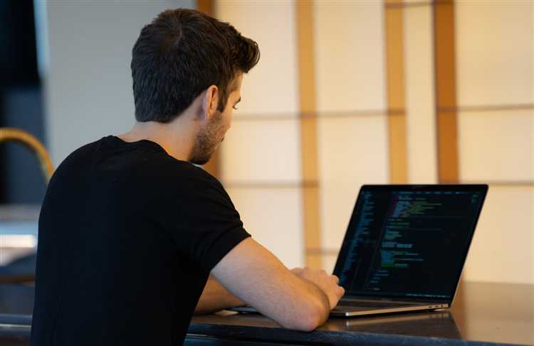 Для того чтобы стать успешным разработчиком Java, нужно освоить ряд технических навыков и непрерывно совершенствоваться в своей области. Java остаётся одним из самых популярных языков программирования, благодаря своей универсальности и применению в различных сферах, таких как веб-разработка, мобильные приложения и корпоративные системы. Начать можно с изучения основ синтаксиса Java, но для дальнейшего роста в карьере необходимо более глубокое понимание экосистемы Java и умение применять лучшие практики программирования.