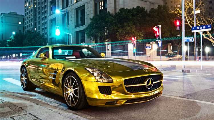 Как изменяется внешний вид желтого Mercedes в разное время суток