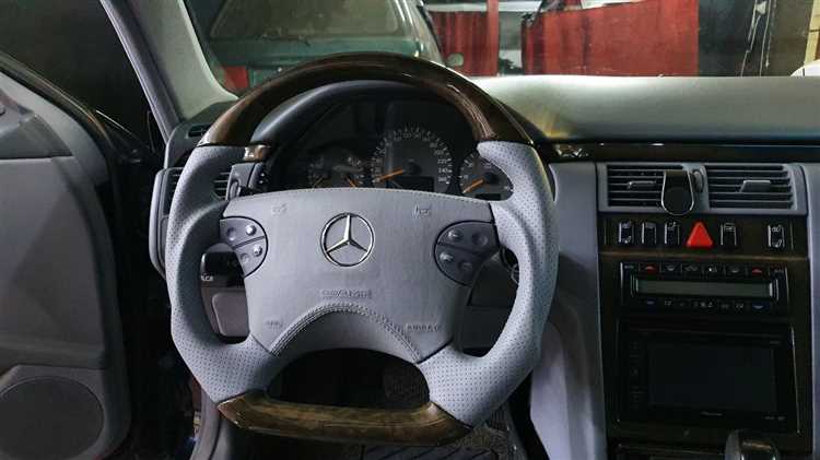 Где находится усилитель рулевого управления на Mercedes 221?