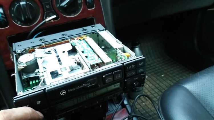 Подключение устройства к порту AUX в Mercedes E200