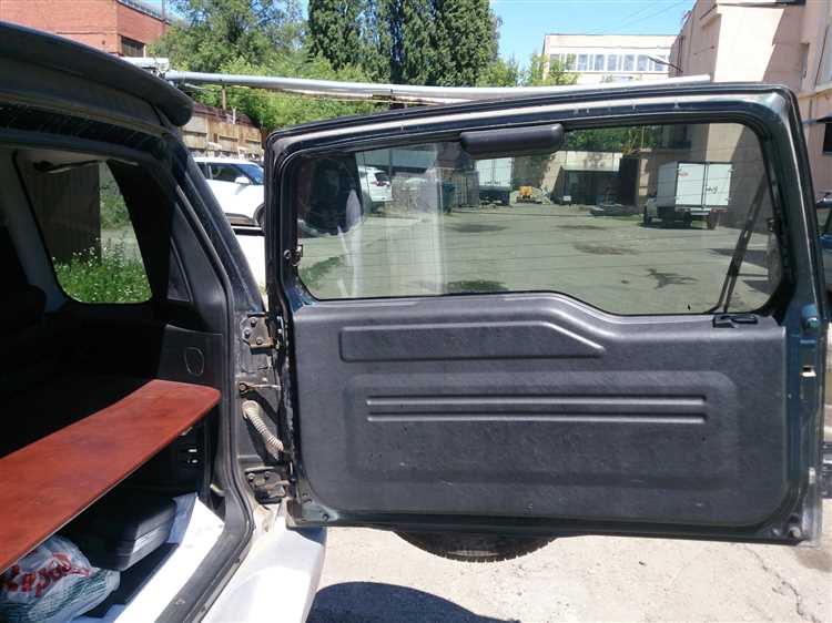 Особенности заводской проводки в задней части салона W124