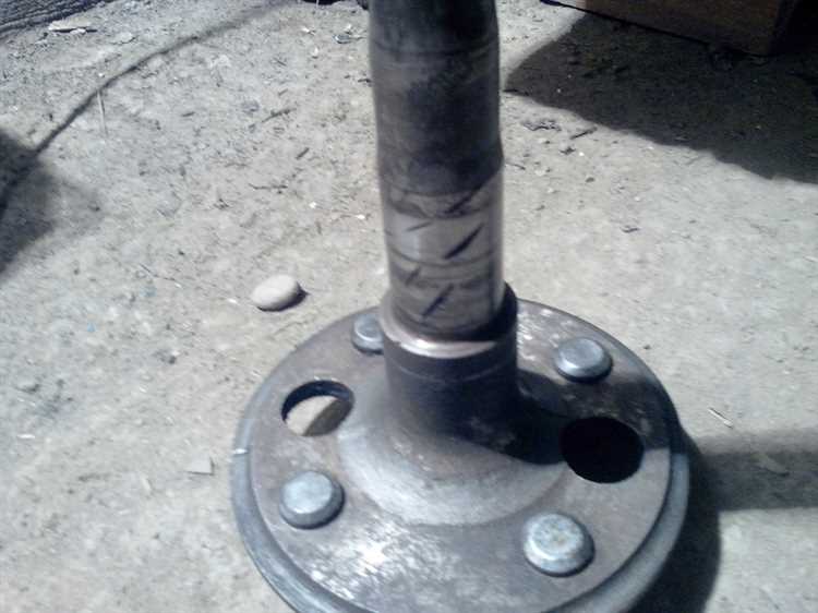 undefinedШаг 4: Очистка посадочного места</b>«></p>
<p>Перед установкой нового подшипника тщательно очистите посадочное место от загрязнений и старой смазки. Можно использовать спирт или растворитель для удаления масла и грязи. Убедитесь, что поверхность гладкая и не имеет повреждений.</p>
<p><b>Шаг 5: Установка нового подшипника</b></p>
<p>Подберите подшипник, соответствующий модели автомобиля. Используя пресс или молоток с мягким наконечником, аккуратно установите новый подшипник в гнездо полуоси. Подшипник должен садиться плавно, без перекосов. Важно соблюдать равномерность усилия при его установке, чтобы избежать повреждений.</p>
<p><b>Шаг 6: Сборка и установка полуоси</b></p>
<p>После установки подшипника соберите полуось и установите ее на место. Закрепите полуось болтами в корпусе дифференциала, используя момент затяжки, рекомендованный производителем автомобиля.</p>
<p><b>Шаг 7: Проверка работы</b></p>
<p>После сборки автомобиля проверьте правильность работы полуоси и отсутствие посторонних звуков. Также убедитесь, что все крепежные элементы надежно затянуты.</p>
<p>Замену подшипника полуоси рекомендуется проводить с учетом всех требований и рекомендаций производителя автомобиля для обеспечения надежности работы трансмиссии.</p>
<h2>Проверка состояния других элементов подвески после замены подшипника</h2>
<p><img decoding=