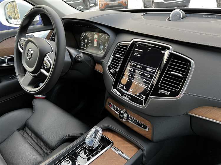 Какие опции входят в пакет максимальной комплектации Volvo XC90 2025 года