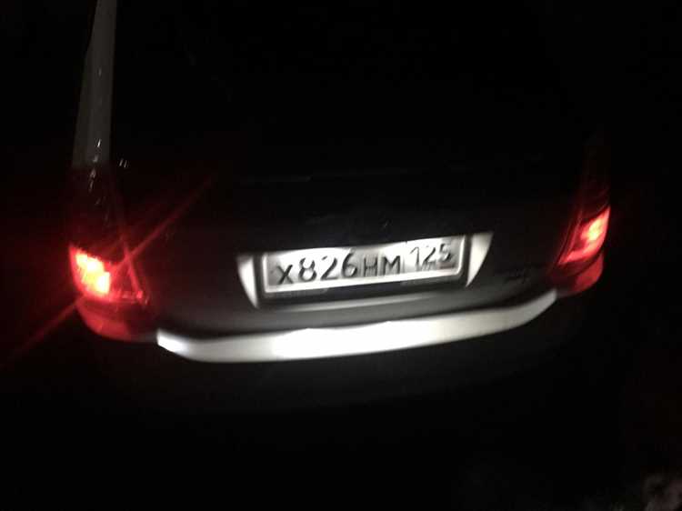 Сравнение оригинальных и аналоговых ламп подсветки номера для Toyota Opa