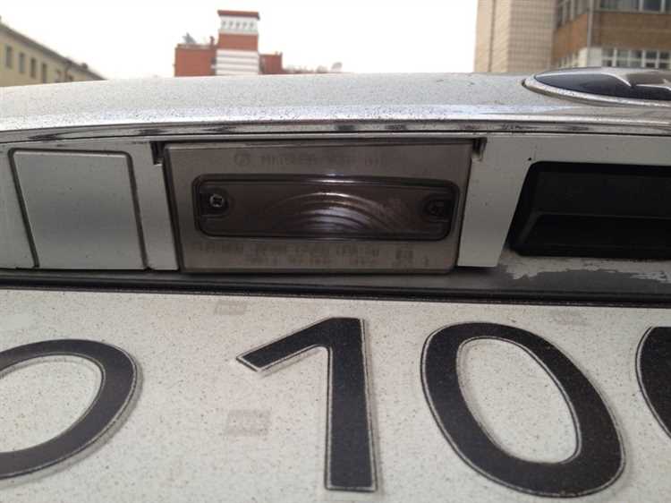 Почему лампа подсветки номера может перегореть на Toyota Opa