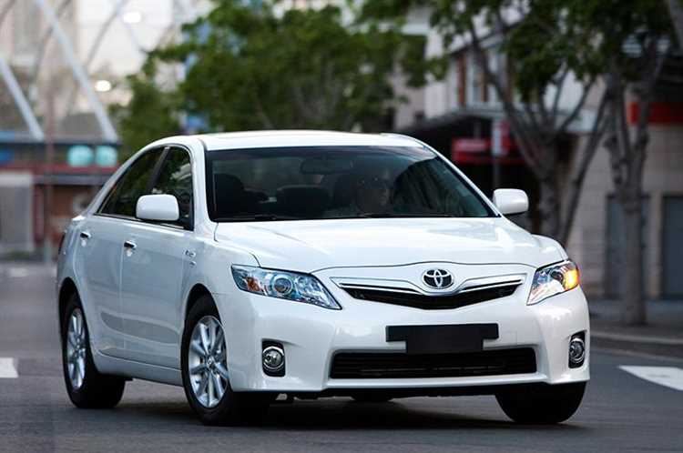 Чем отличается Toyota Camry от автомобилей среднего и представительского класса