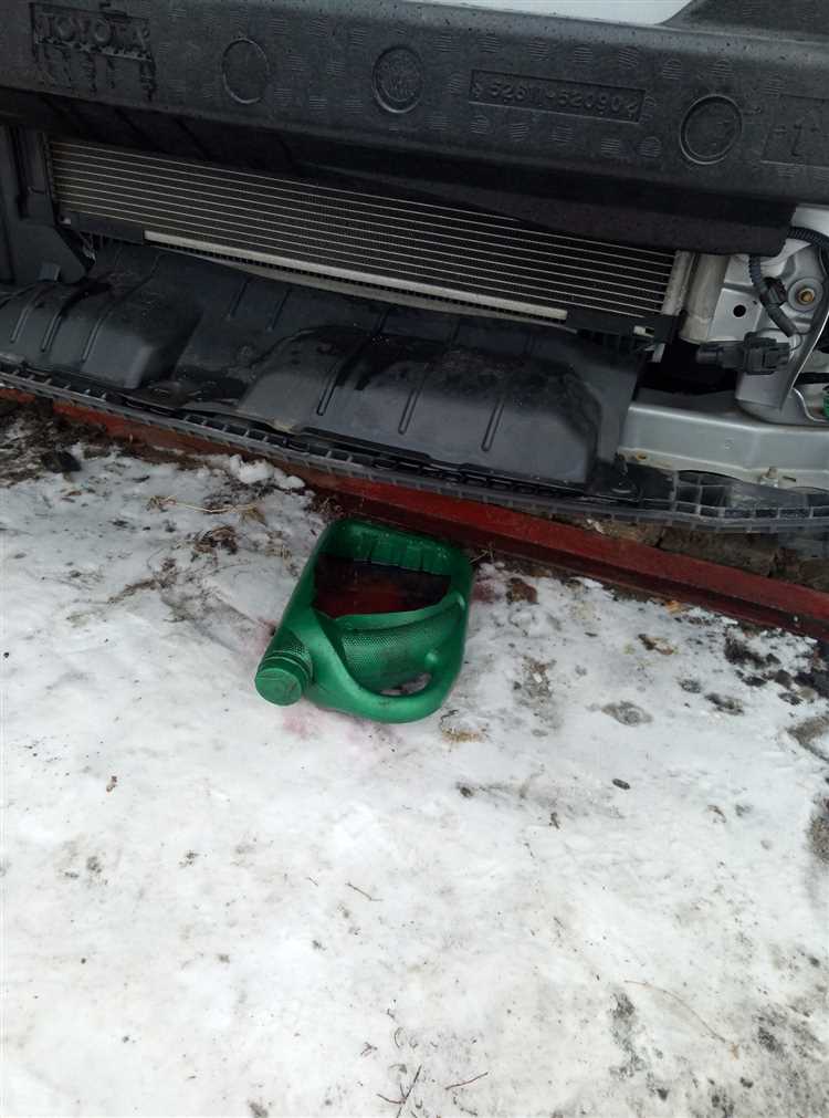Где находится расширительный бачок в Toyota Vitz 2003 года