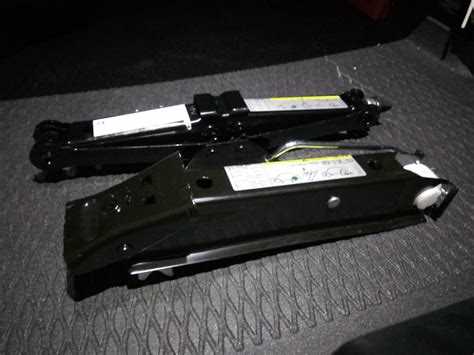 Как правильно использовать стандартный домкрат для подъема автомобиля?