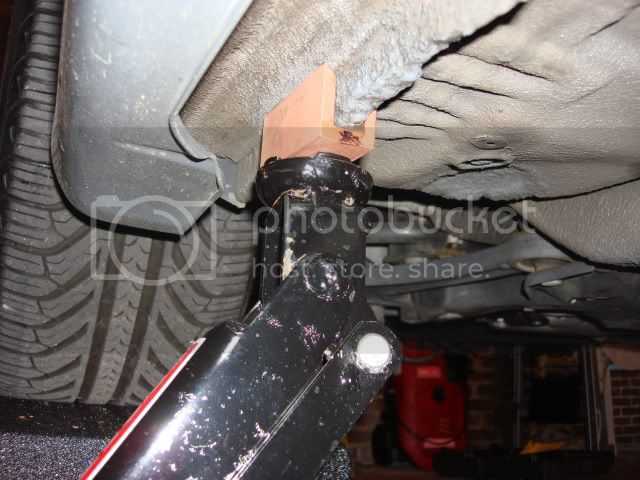 Штатное место для установки домкрата на Volkswagen Polo Liftback расположено в багажном отделении, под полом. Это место обеспечивает надежную и безопасную фиксацию домкрата при транспортировке, а также позволяет быстро найти его при необходимости.