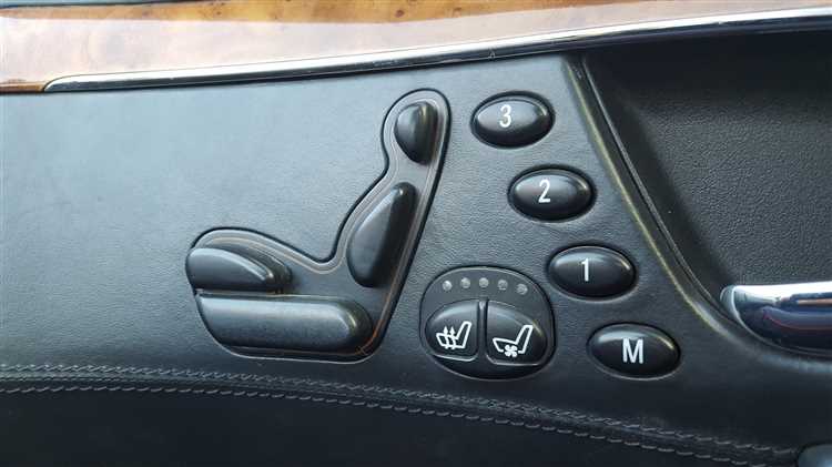 Общее количество кнопок на руле Mercedes AMG GT